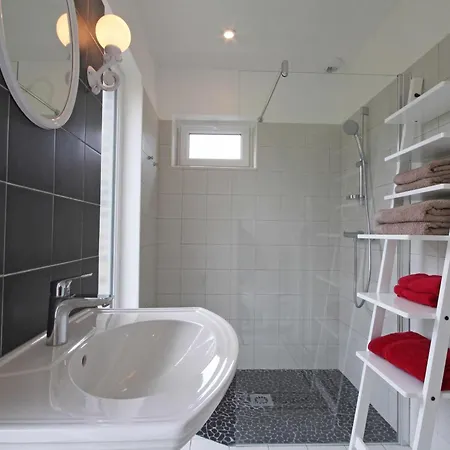 Avec Charme Historique, 5 Chambres, Vaste Jardin - Fr-1-497-118